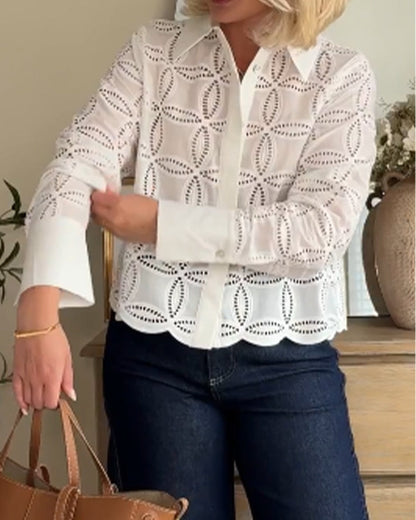Evelyn - Bluse mit Lochstickerei und Muschelsaum