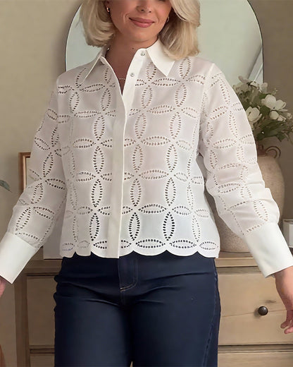 Evelyn - Bluse mit Lochstickerei und Muschelsaum